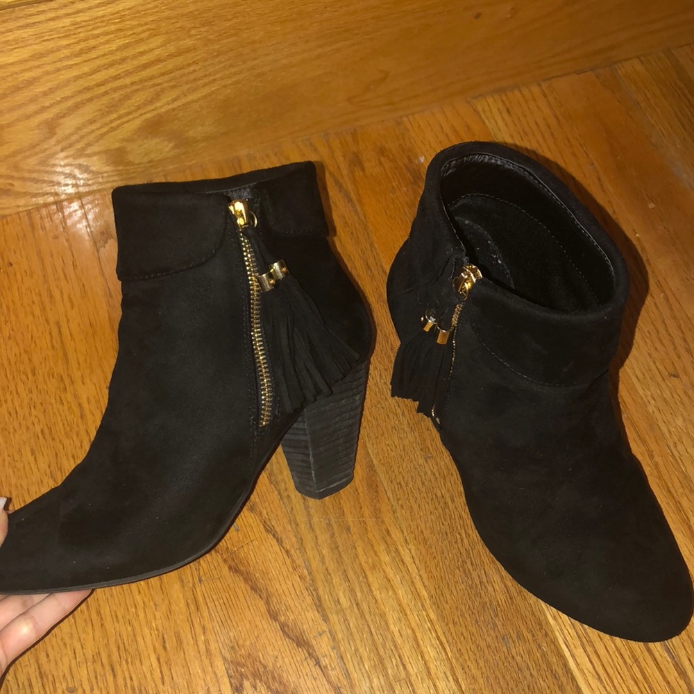 Suede booties with a heel and gold zipper
